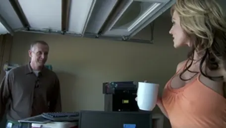 Big dick stretches the MILF at her own home sale
