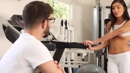 PassionHD - Emily Willis seduce at the gym